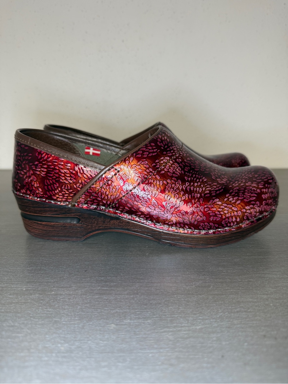 Sanita Women’s Professional Nursing Clogs, Burgundy Petals Leather EU 37 US 6 - Picture 2 of 8